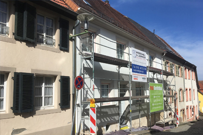 saniertes Haus mit Gerüst