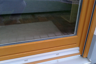 frisch lackierter Holzfensterrahmen