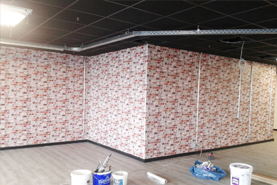 frisch tapezierte Wand mit Backsteinoptik